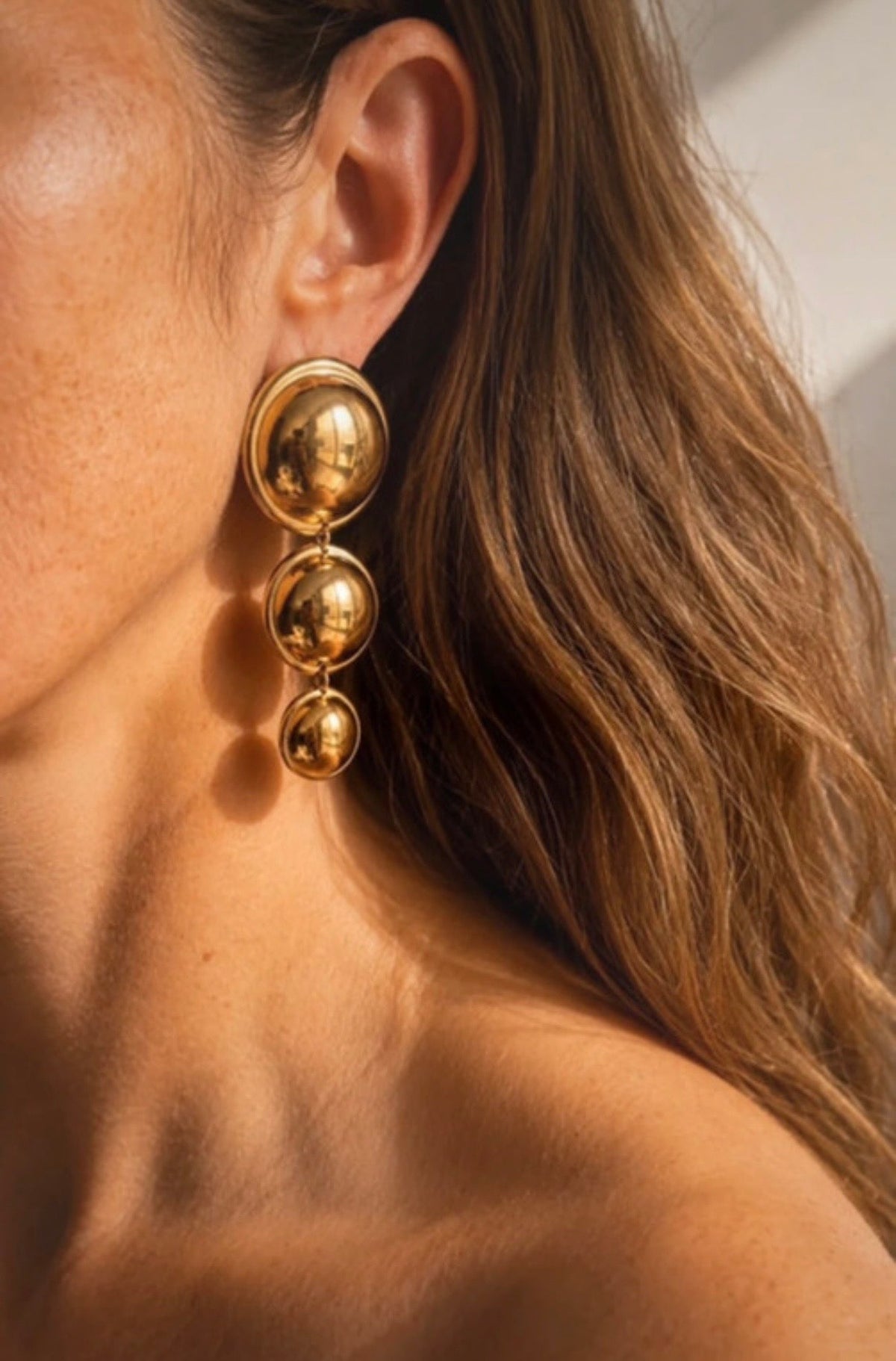 Pendientes Ravel dorados puestos - detalle
