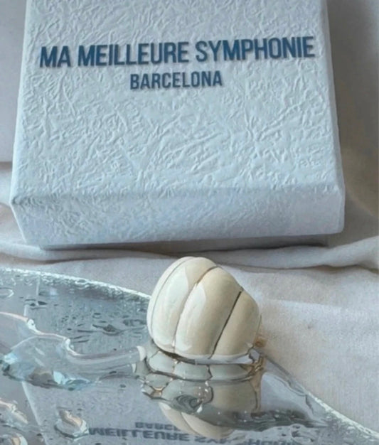 Anillo Rienzi marfil junto a caja Ma Meilleure Symphonie