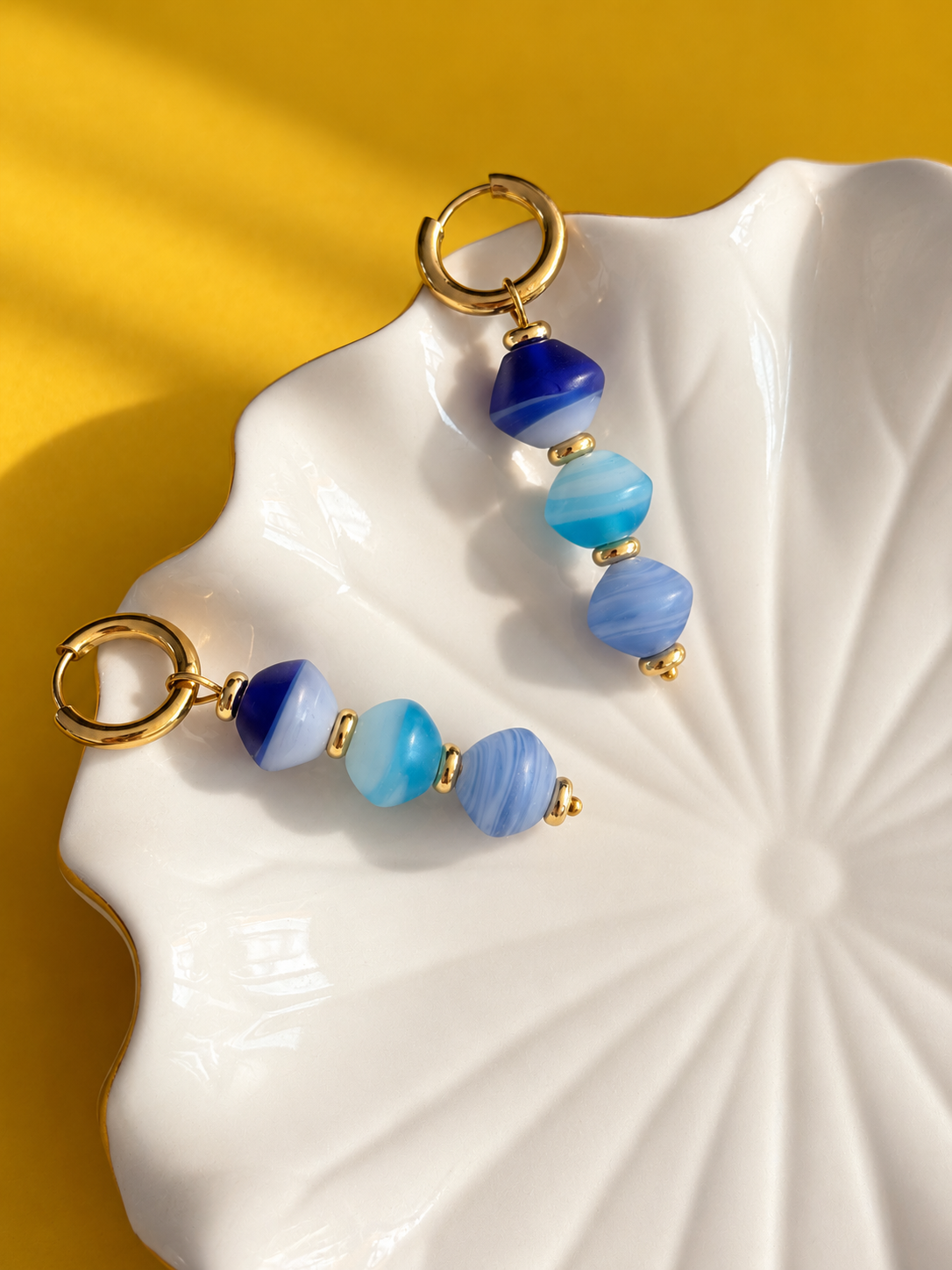 Pendientes Costa de Mallorca: los azules de una colección artesanal inspirada en Joaquim Mir