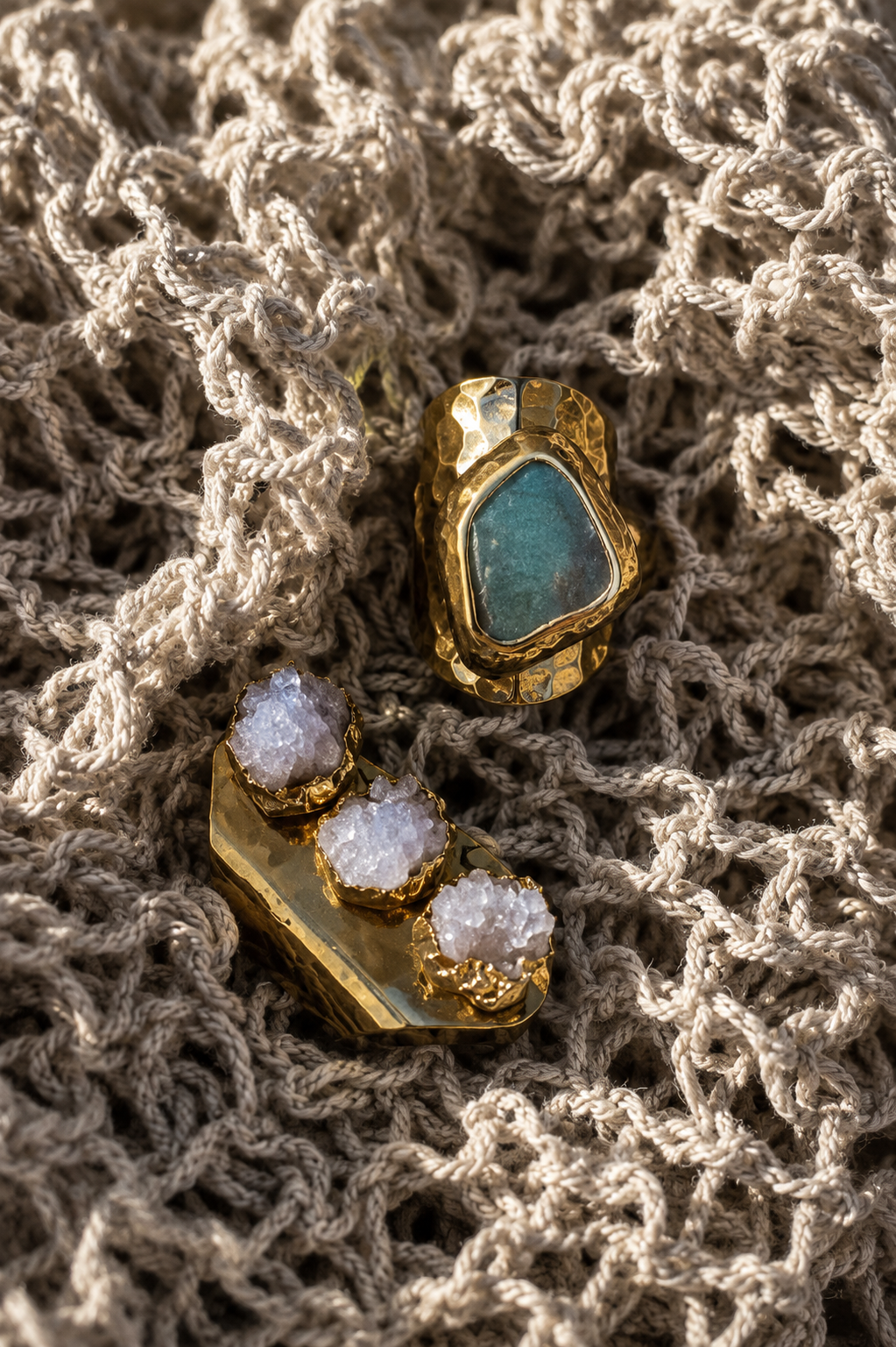 Anillo y pendientes sobre un tejido de punto