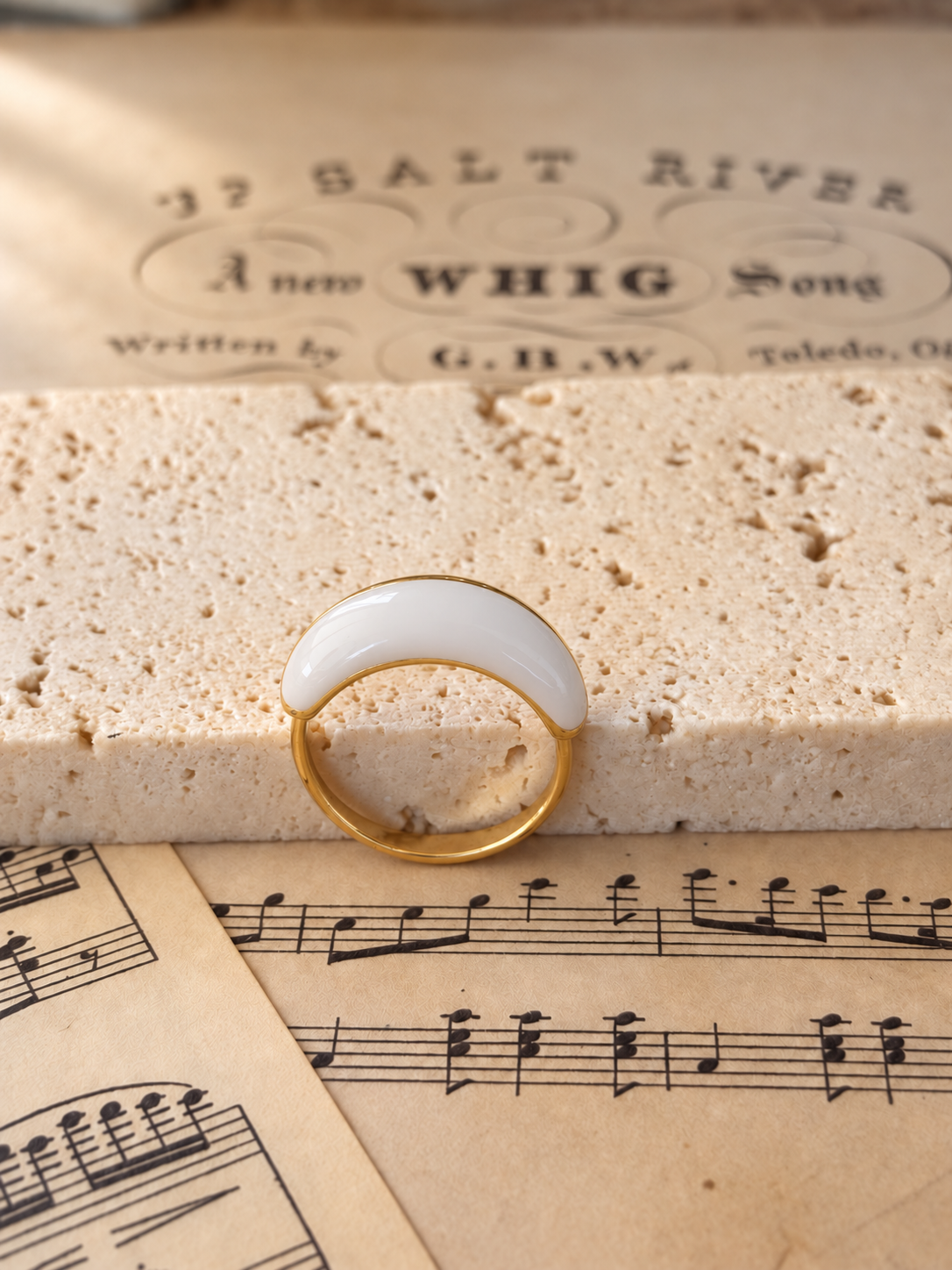 Anillo La Belle Hélène blanco con esmalte brillante sobre partituras