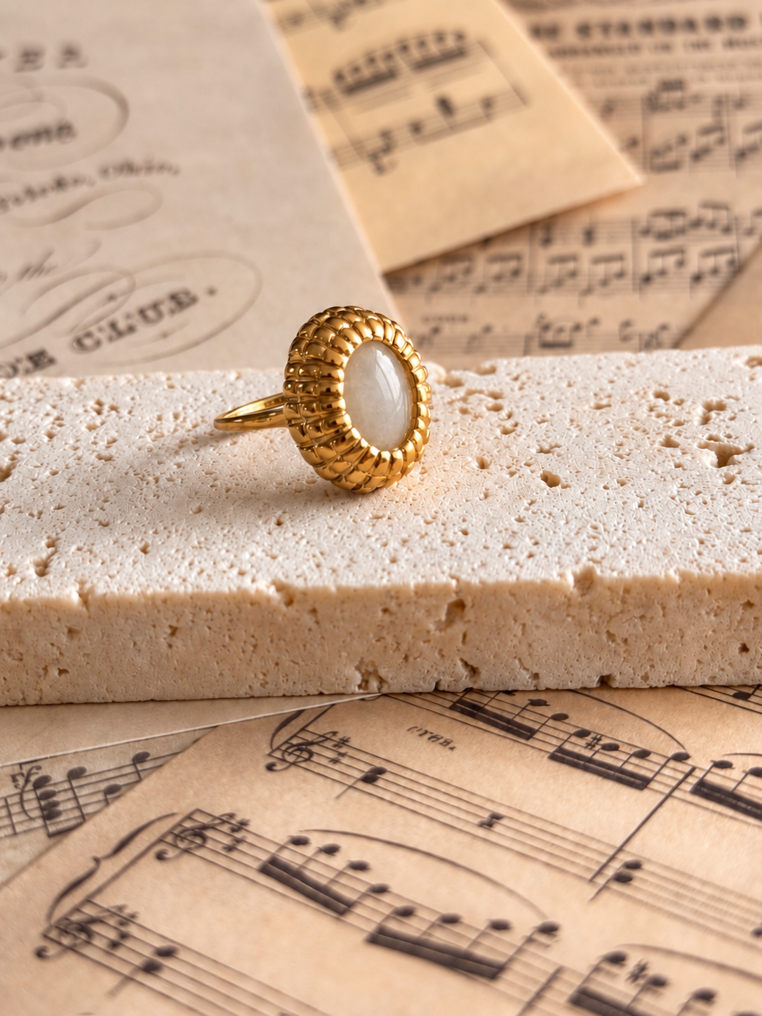Anillo «Esclarmonde» con piedra blanca