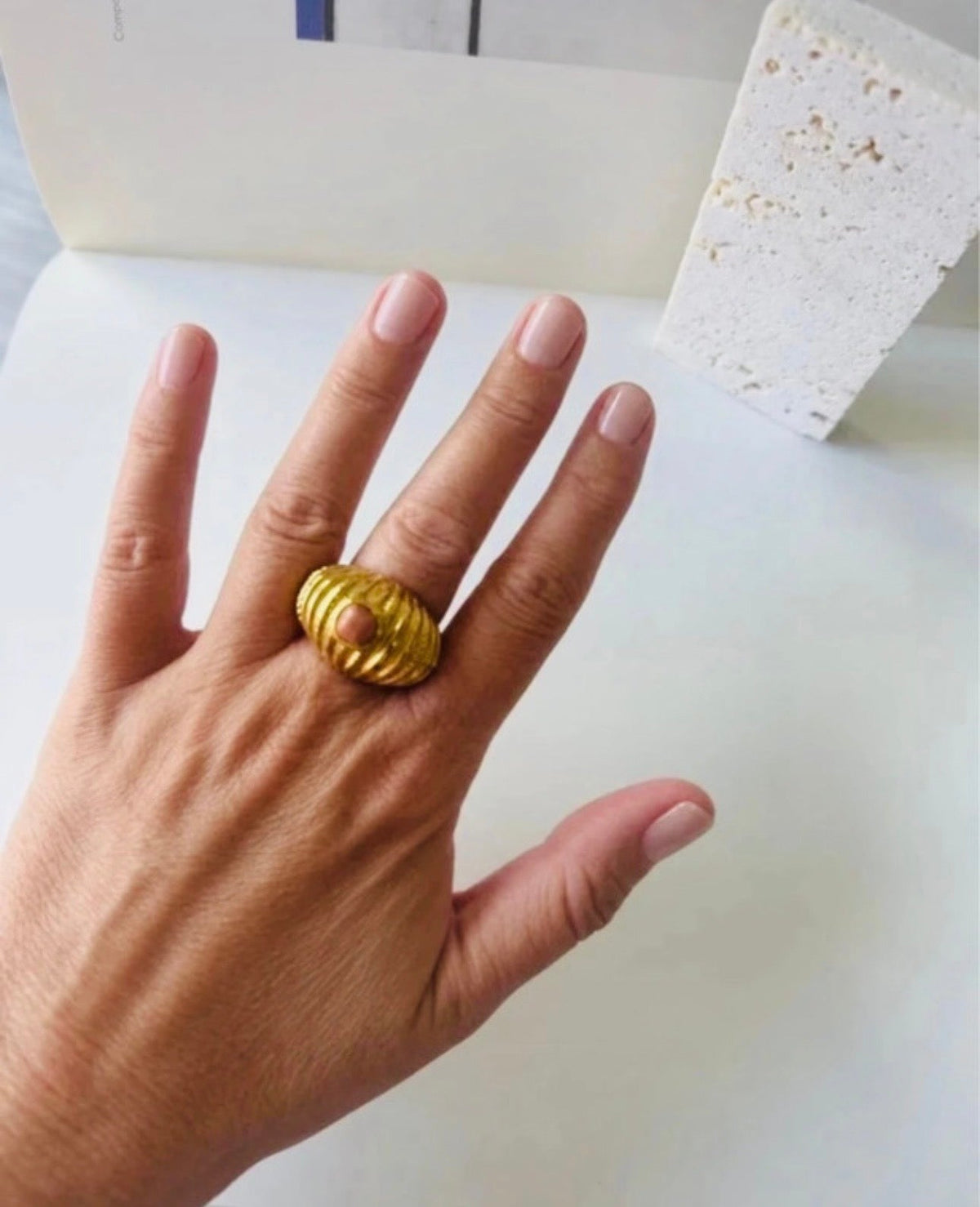 Anillo Aida dorado con howlita rosa - vista 3