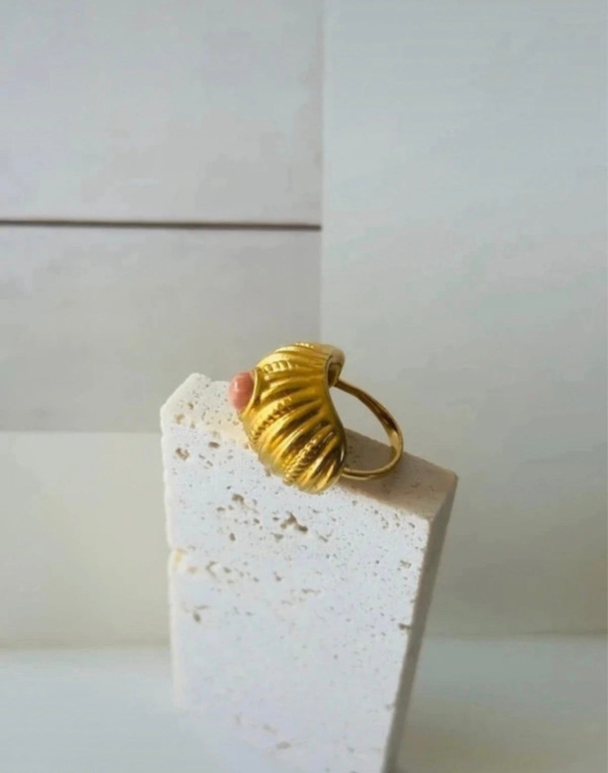 Anillo Aida dorado con howlita rosa - vista 6