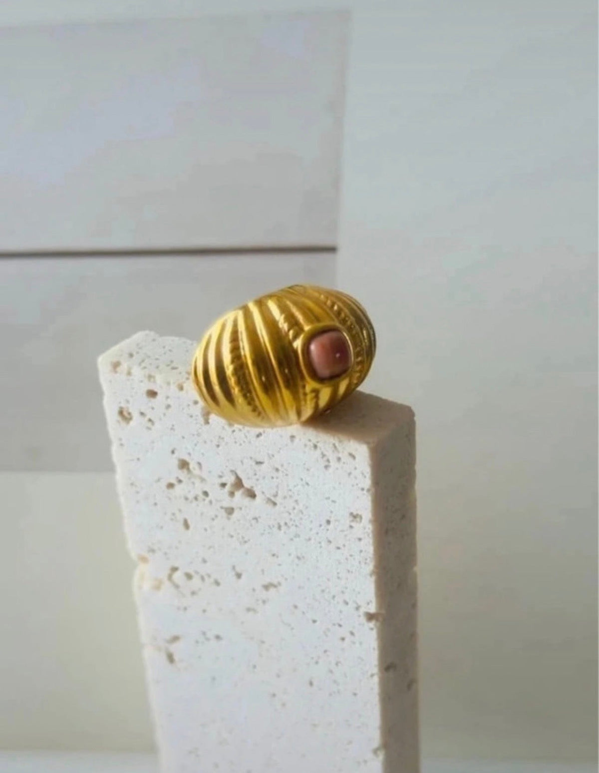 Anillo Aida dorado con howlita rosa - vista 7