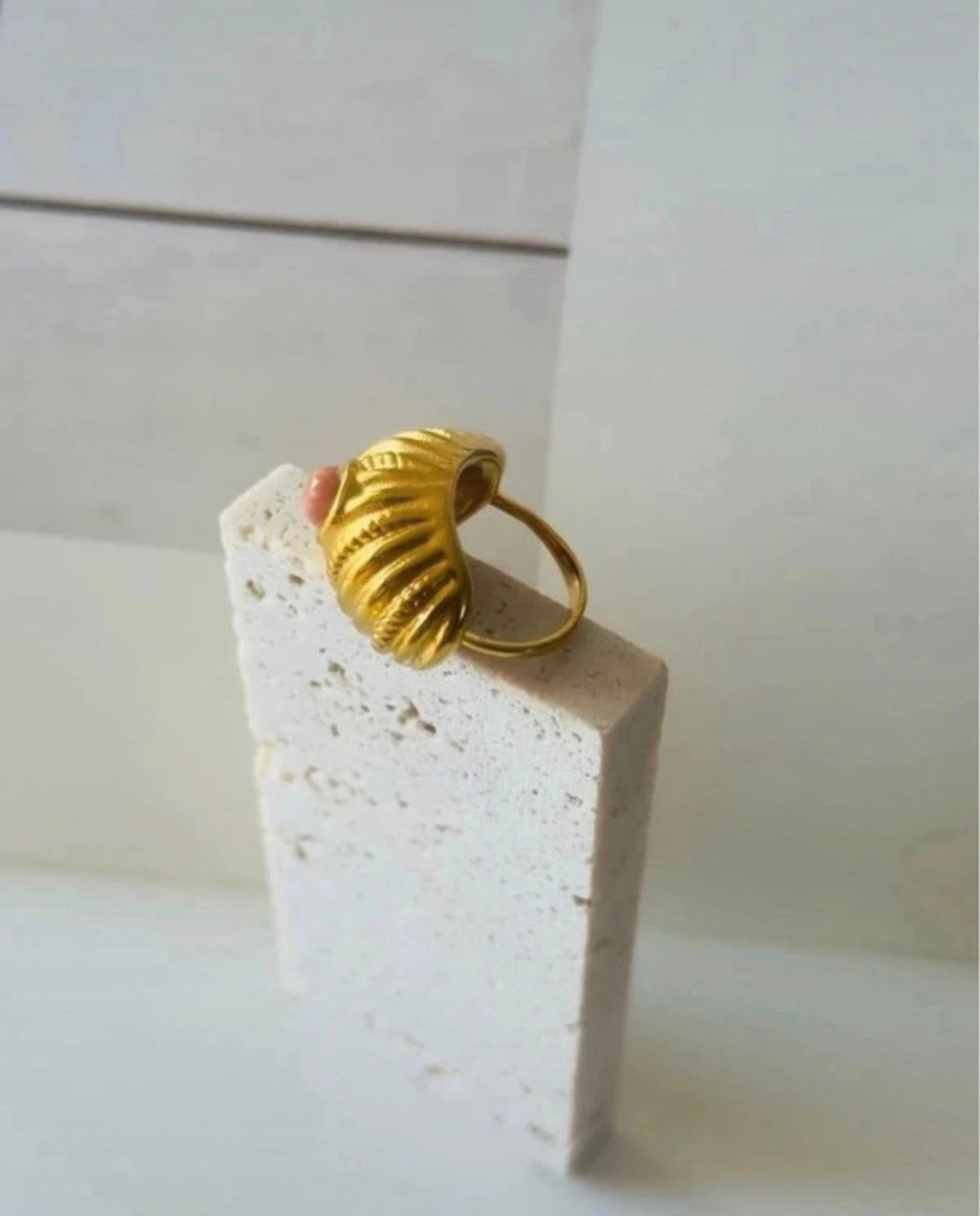 Anillo Aida dorado con howlita rosa - vista 10