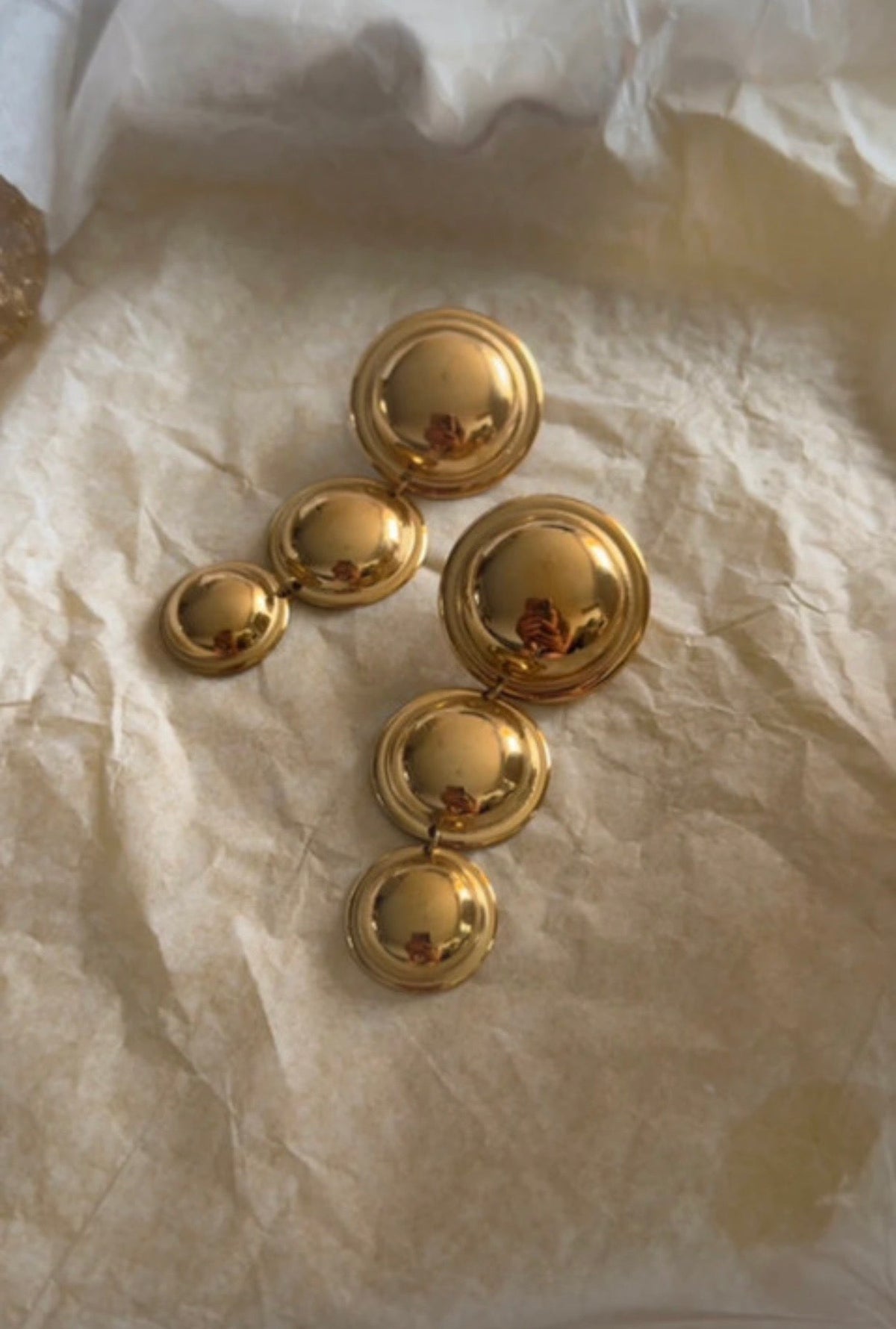Pendientes Ravel dorados - detalle editorial