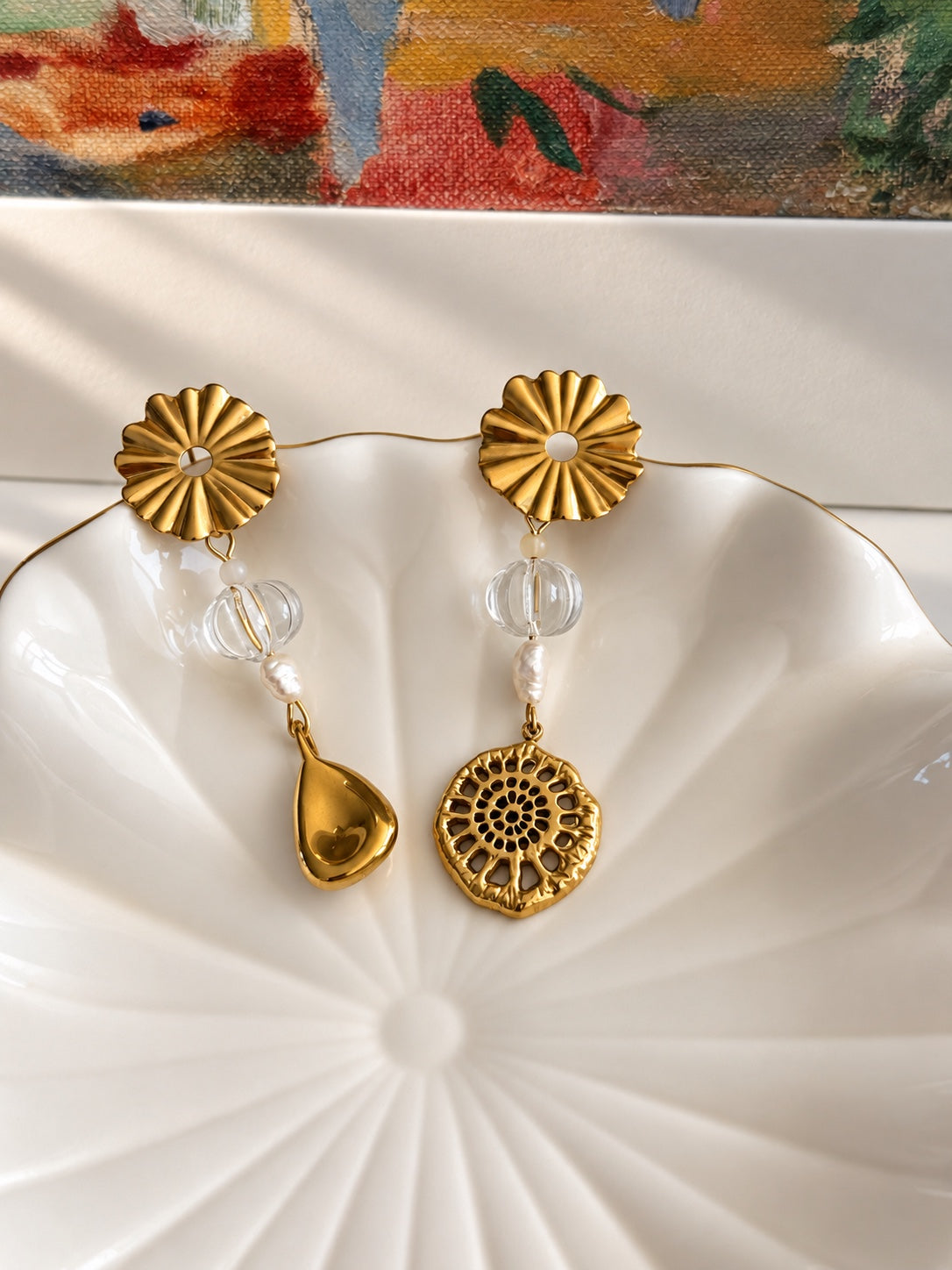 Pendientes asimétricos Abyssae dorados con cristal y perlas