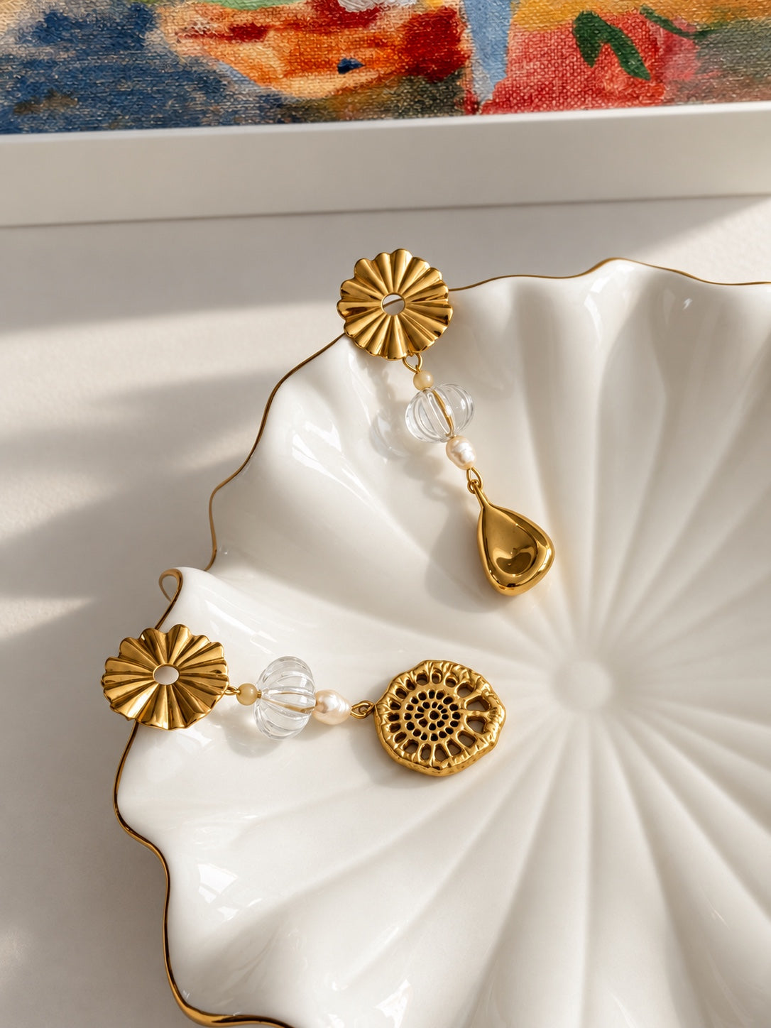Pendientes asimétricos Abyssae dorados con cristal y perlas