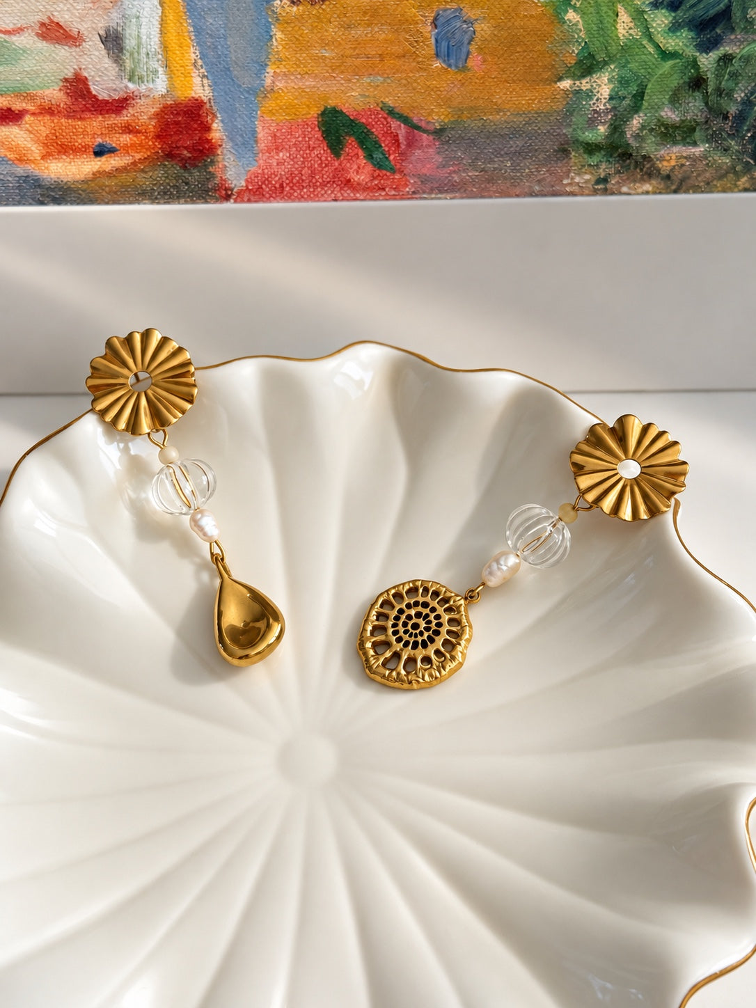 Pendientes asimétricos Abyssae dorados con cristal y perlas