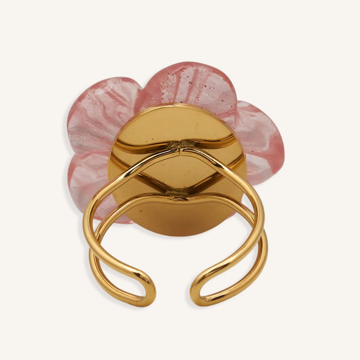 Anillo de flor rosa translúcida, vista posterior con aro ajustable