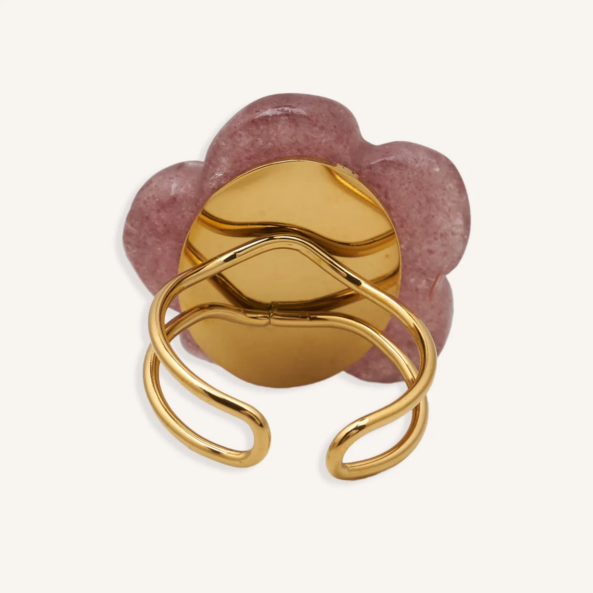 Anillo de flor rosa empolvado, vista posterior con aro ajustable