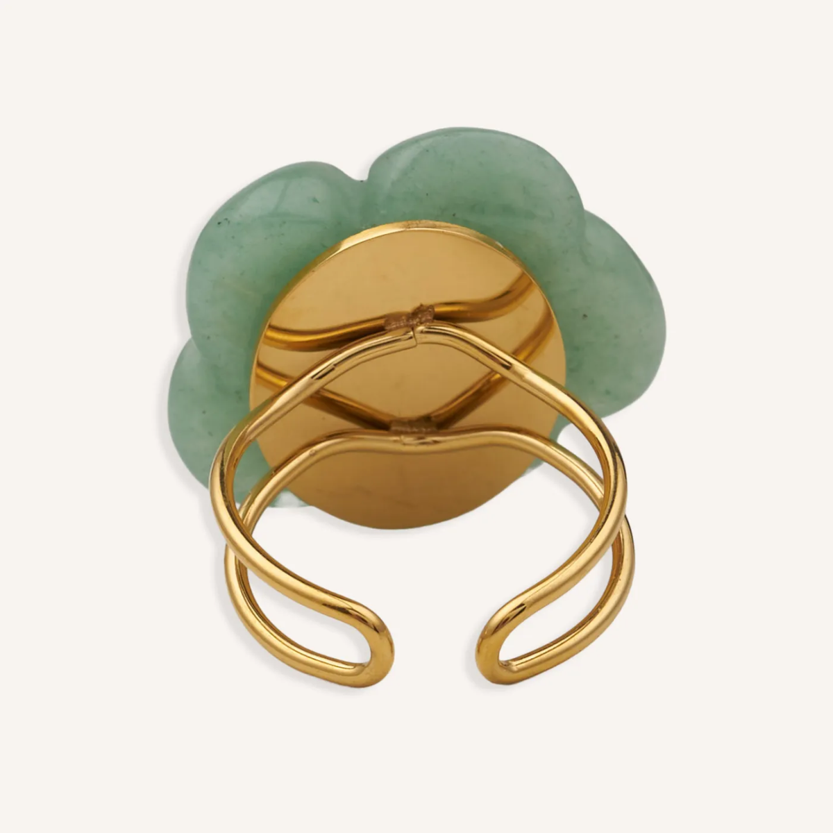 Anillo de flor verde salvia, vista posterior con aro ajustable