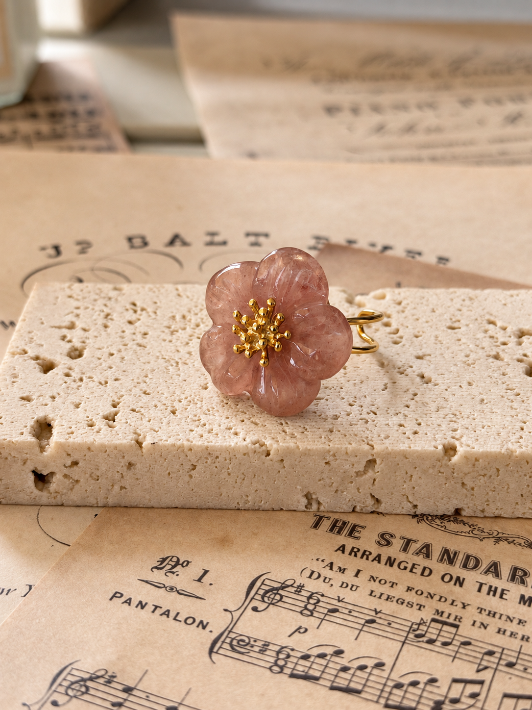 Anillo rosa empolvado en una composición editorial