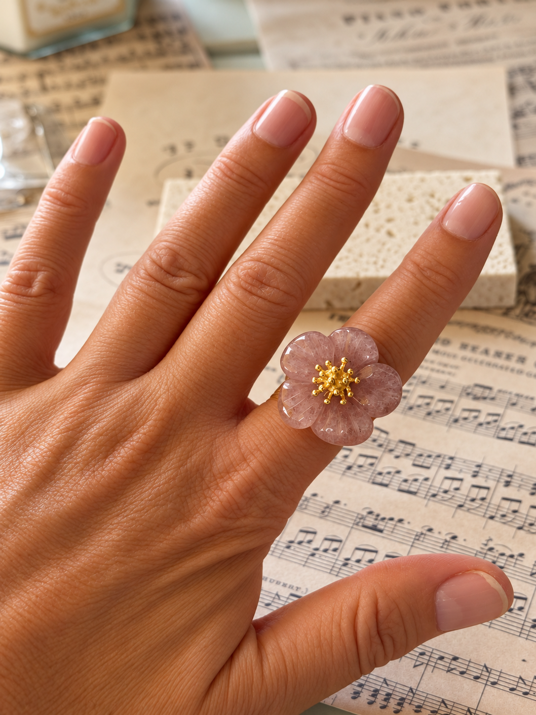 Anillo de flor rosa empolvado con detalles dorados