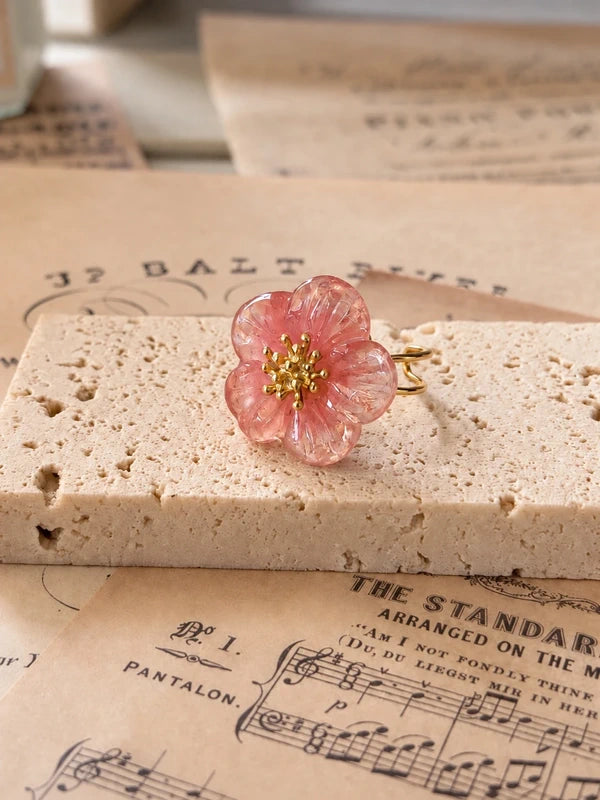 Detalle del anillo de flor rosa translúcida