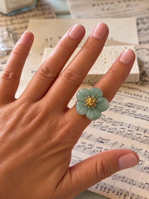 Detalle del anillo de flor verde salvia con estambres dorados