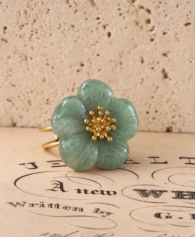 Anillo de flor verde salvia sobre la mano