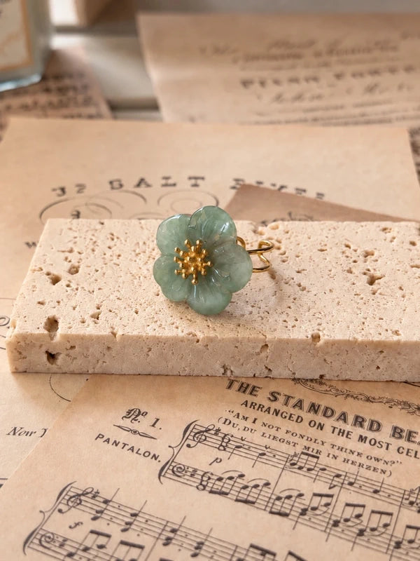 Anillo de flor verde salvia visto de perfil