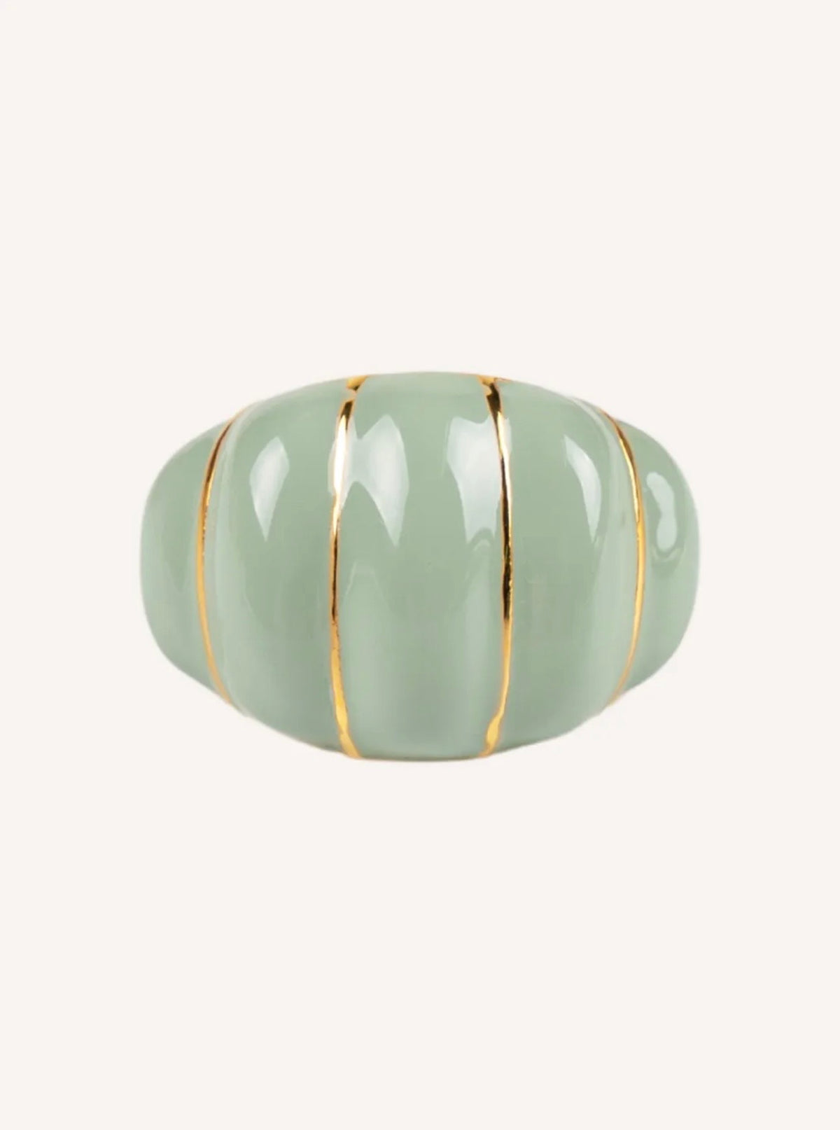 Anillo Rienzi verde menta con esmalte y líneas doradas, vista frontal