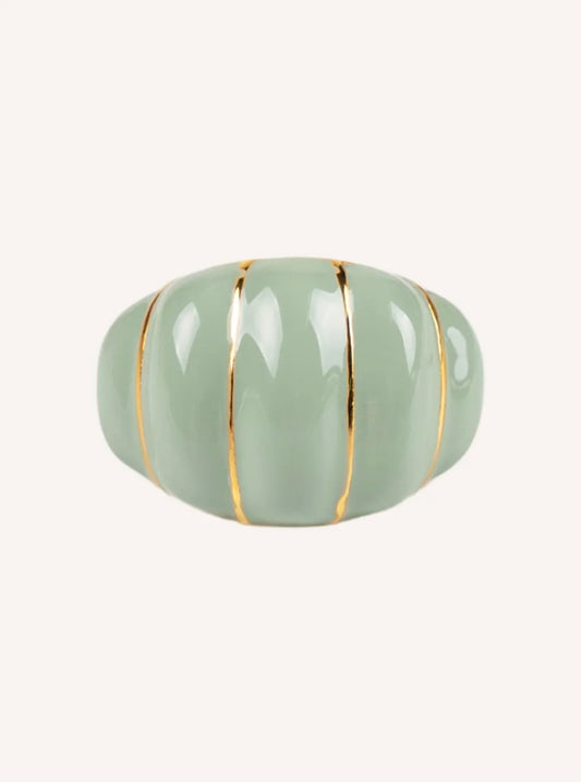 Anillo Rienzi verde menta con esmalte y líneas doradas, vista frontal