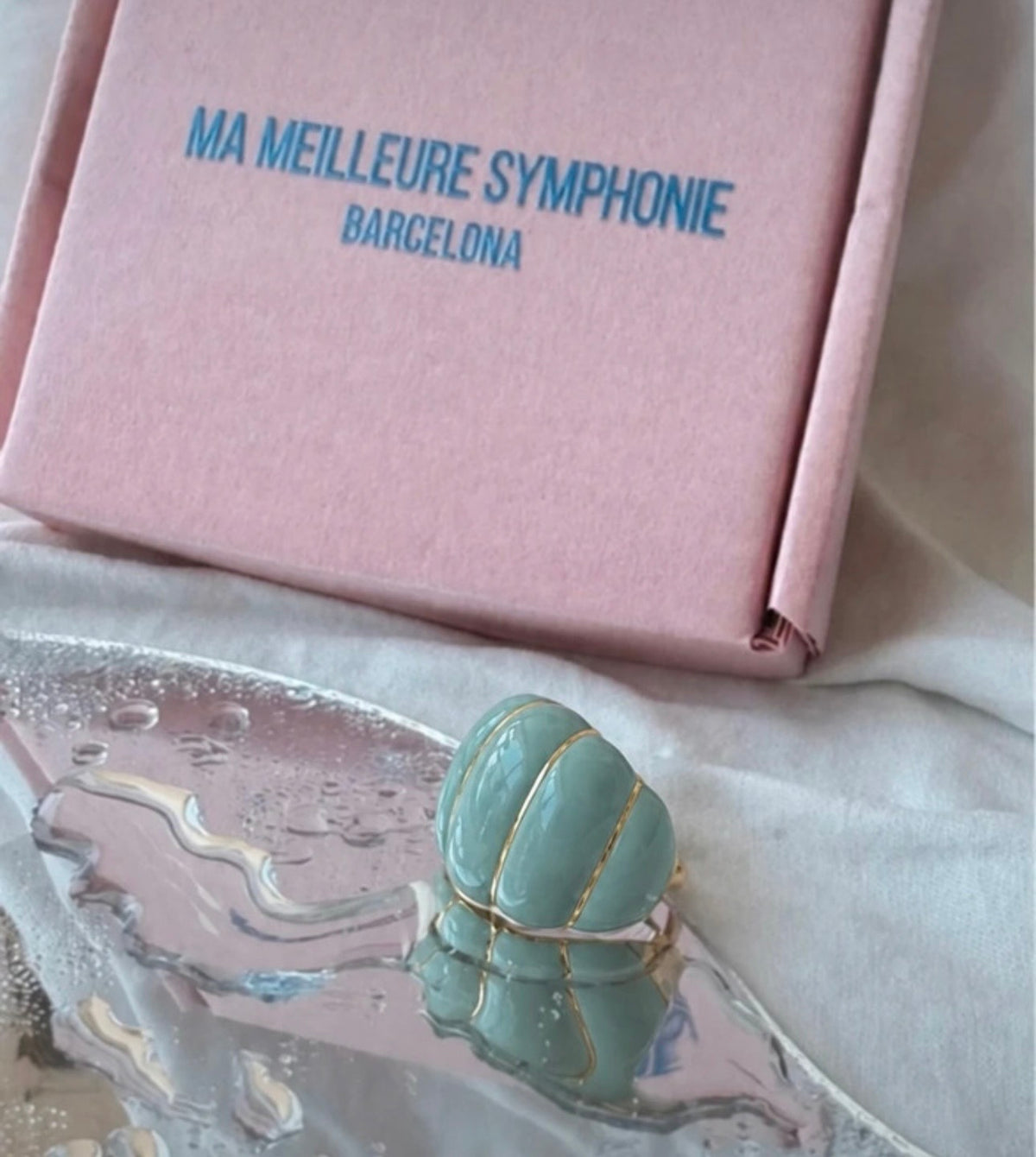 Anillo Rienzi verde menta junto a caja Ma Meilleure Symphonie
