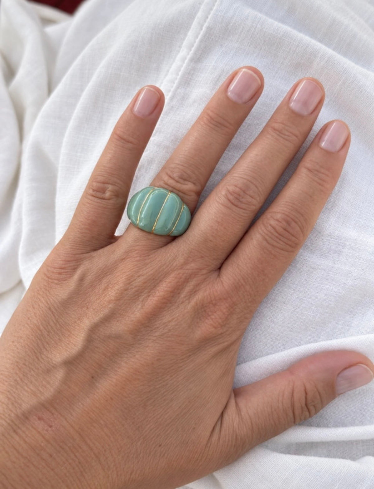 Anillo Rienzi verde menta puesto en la mano