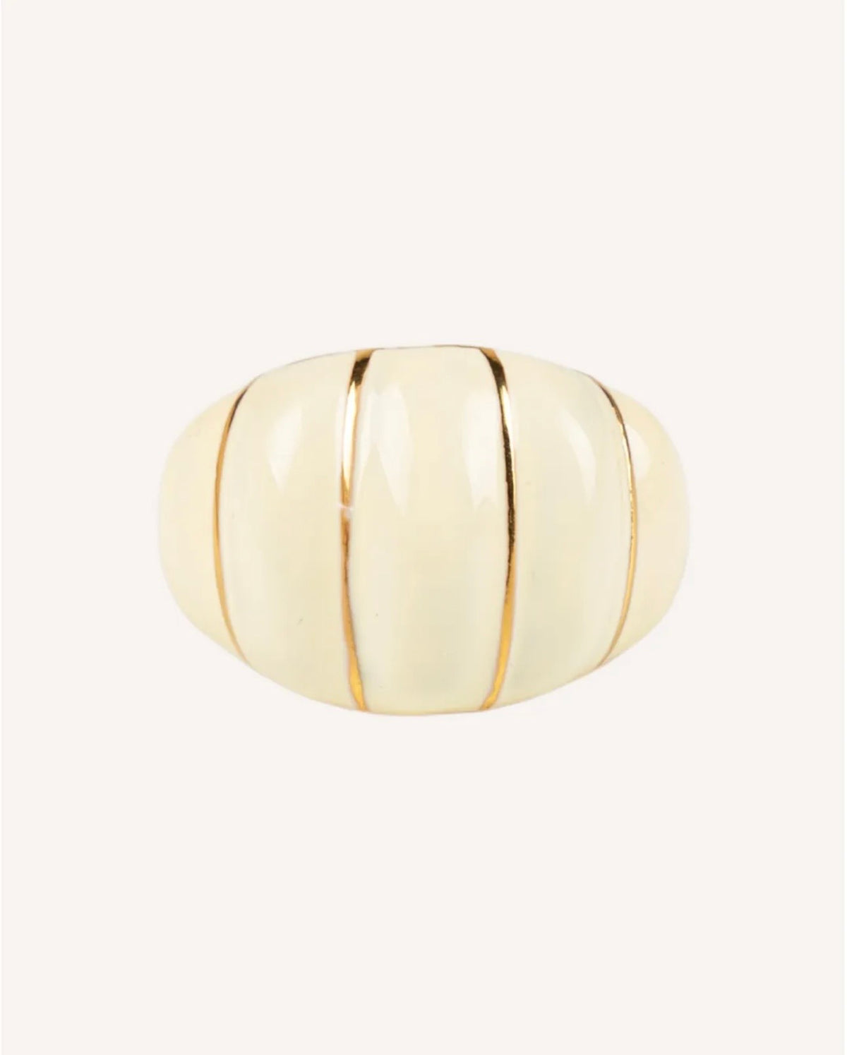 Anillo Rienzi blanco marfil de esmalte con líneas doradas, vista frontal