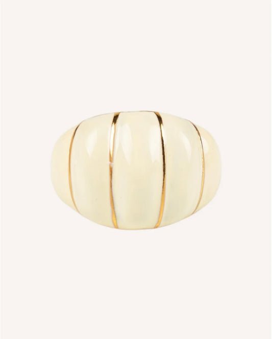 Anillo Rienzi blanco marfil de esmalte con líneas doradas, vista frontal
