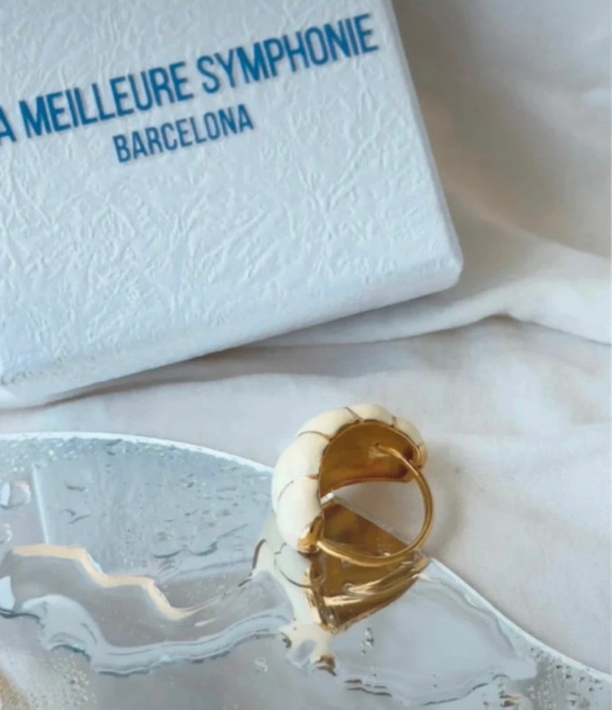 Anillo Rienzi blanco marfil, detalle de la base ajustable