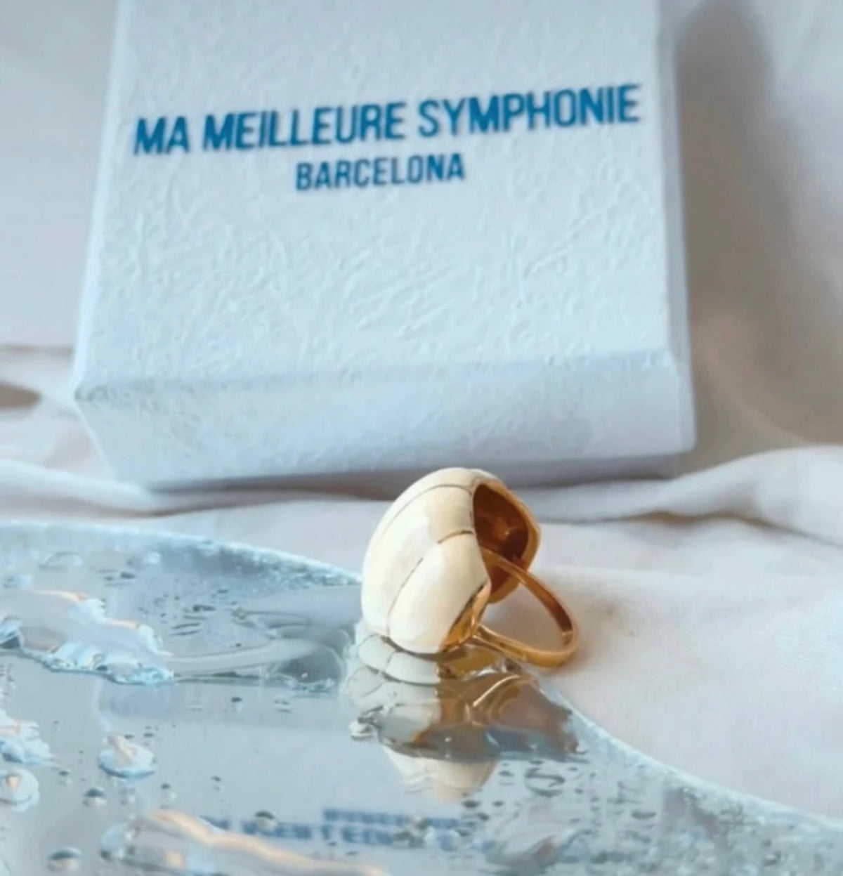Anillo Rienzi de esmalte marfil y líneas doradas, detalle