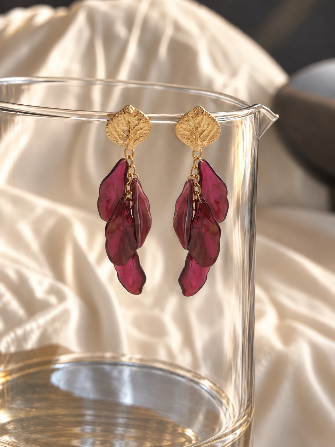 Pendientes Chanson d’automne con hojas doradas y pétalos burdeos sobre cristal