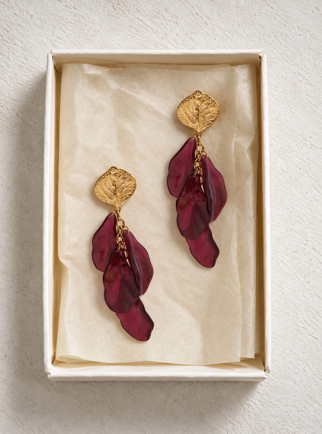 Pendientes Chanson d’automne en caja, detalle de resina translúcida color vino
