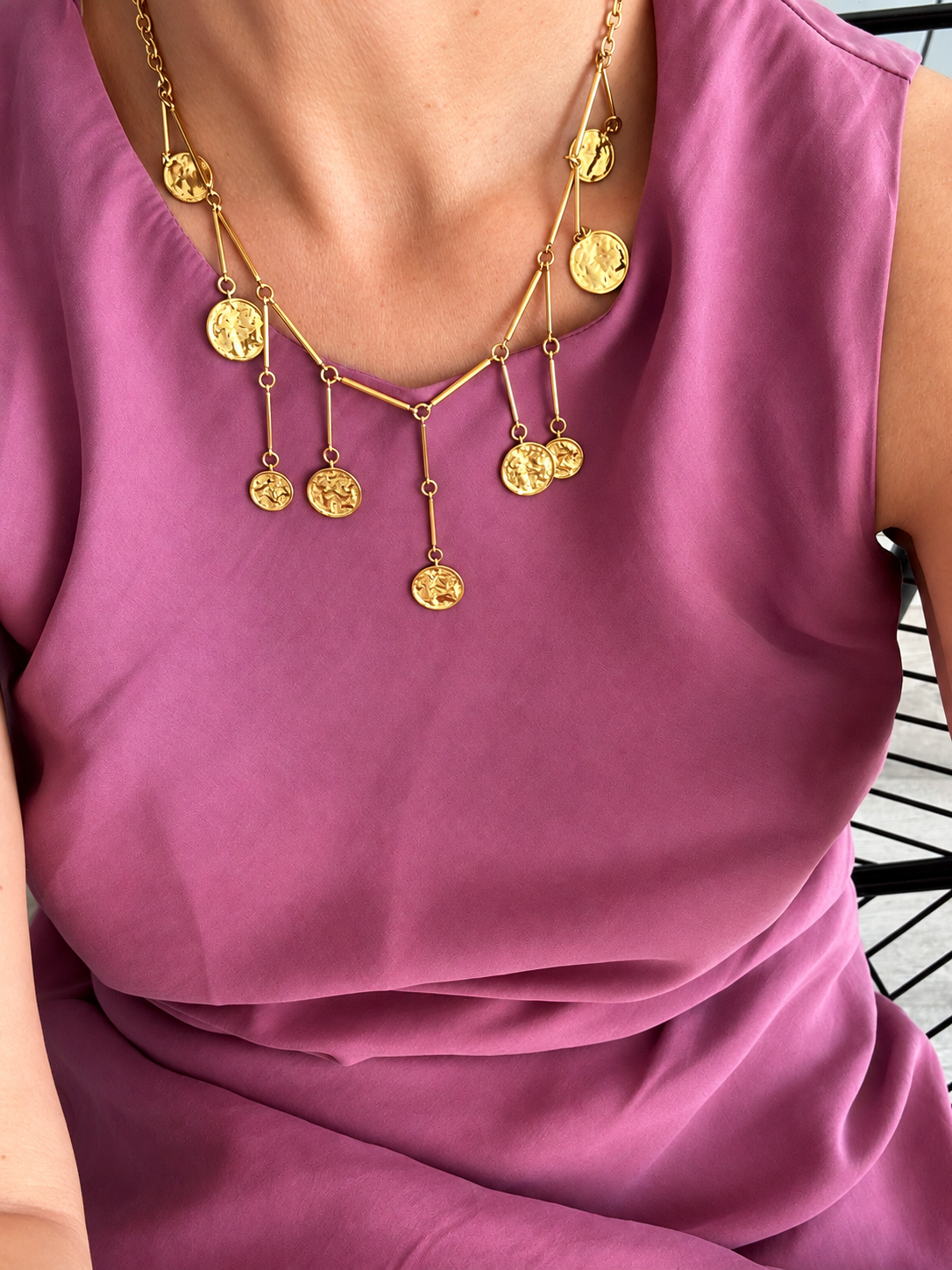 Collar Claire de lune de acero inoxidable dorado llevado sobre el escote