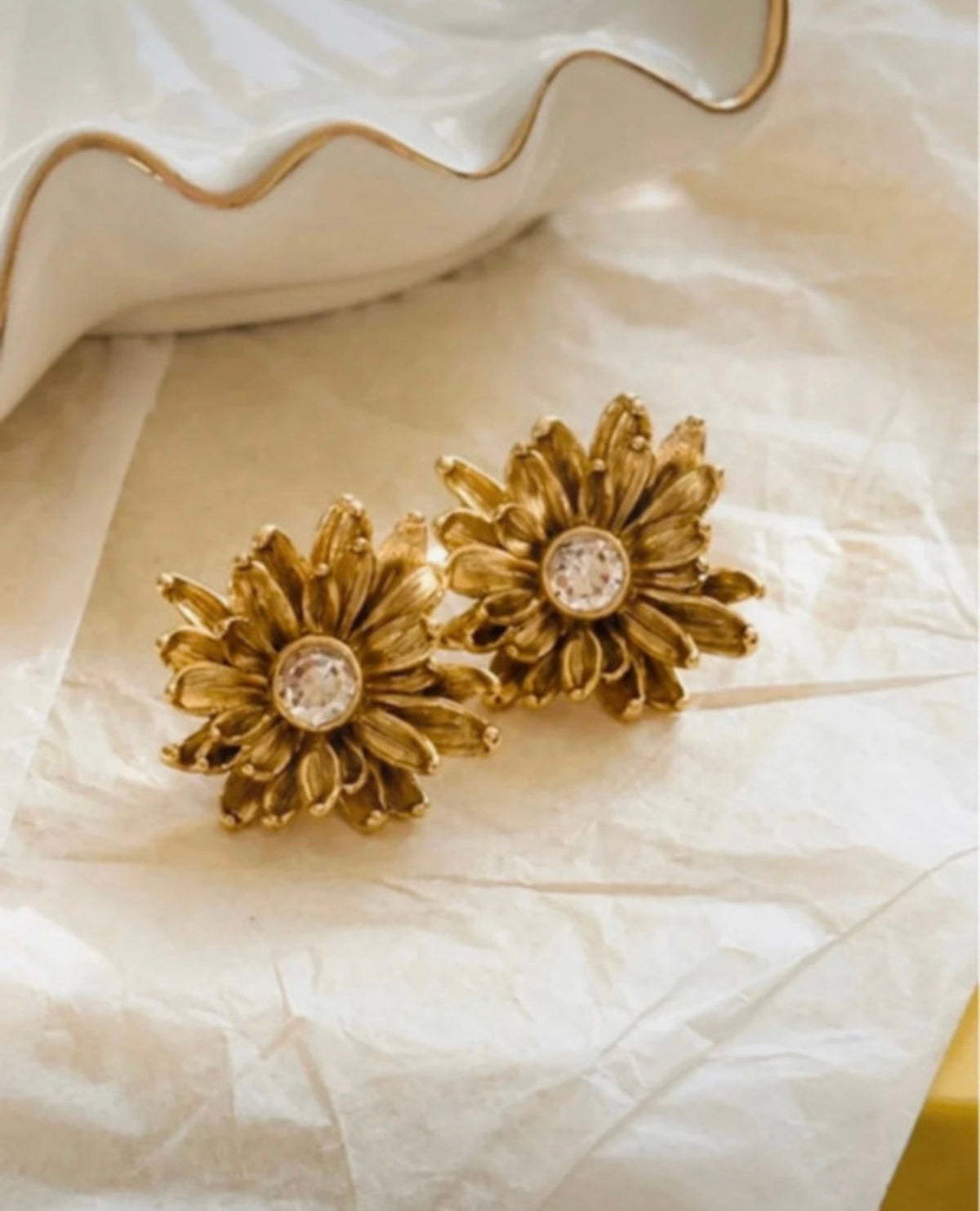 Pendientes Crisantemi dorados inspirados en flores con cristal central