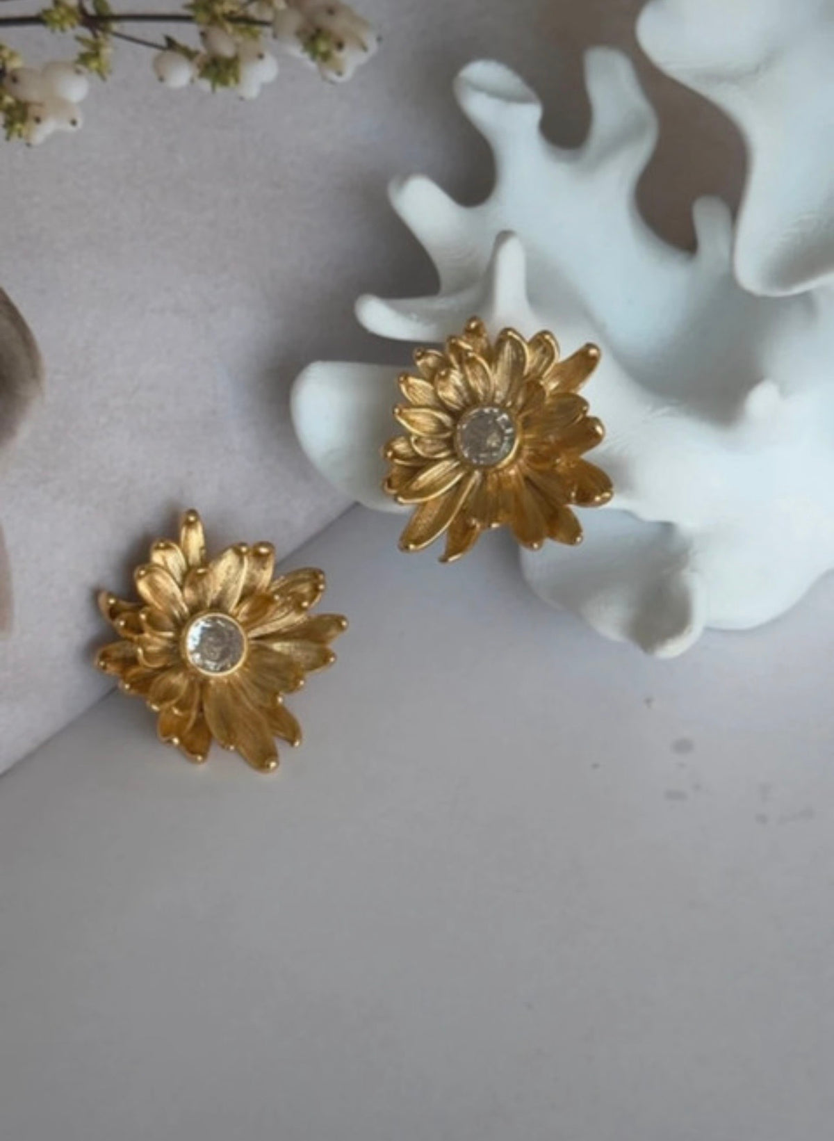 Pendientes florales Crisantemi dorados con cristal central