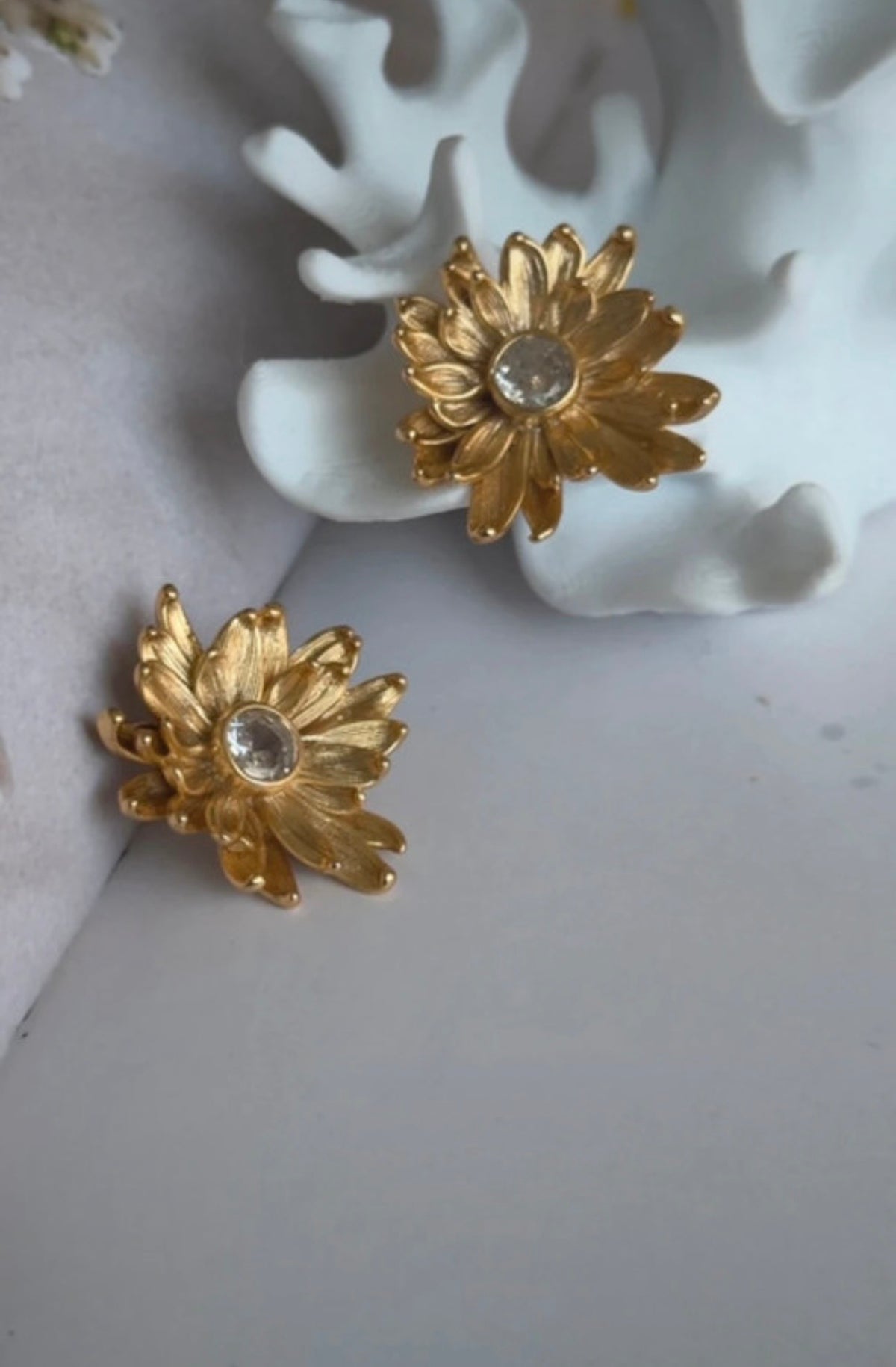 Detalle de pendientes Crisantemi con pétalos dorados y cristal