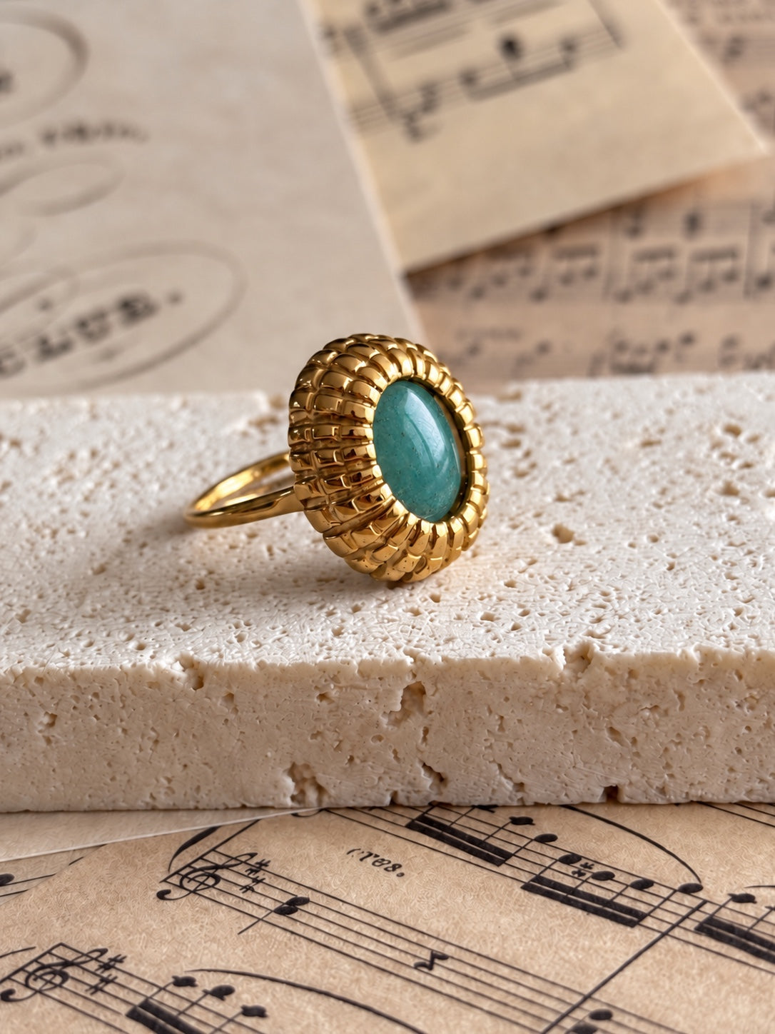 Anillo Esclarmonde con amazonita, vista en tres cuartos
