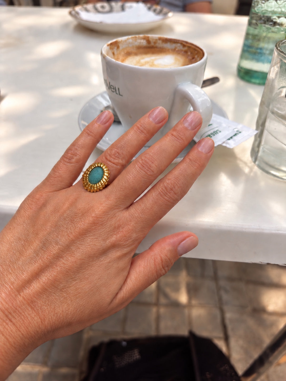 Anillo Esclarmonde con amazonita puesto en la mano