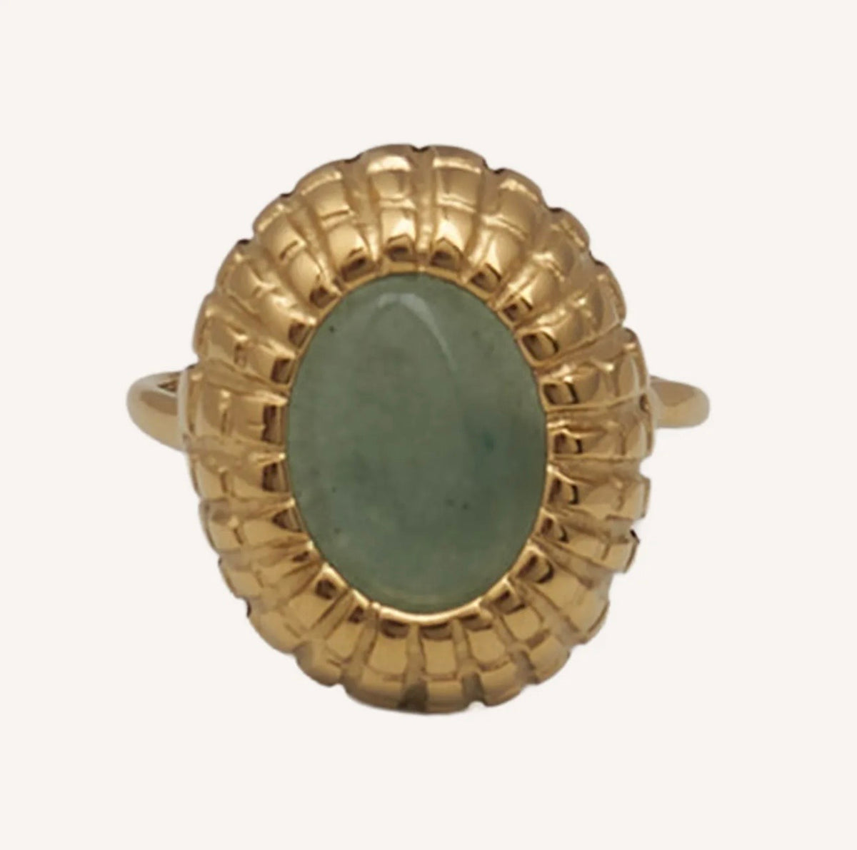 Anillo Esclarmonde con aventurina verde ovalada en montura dorada, vista frontal