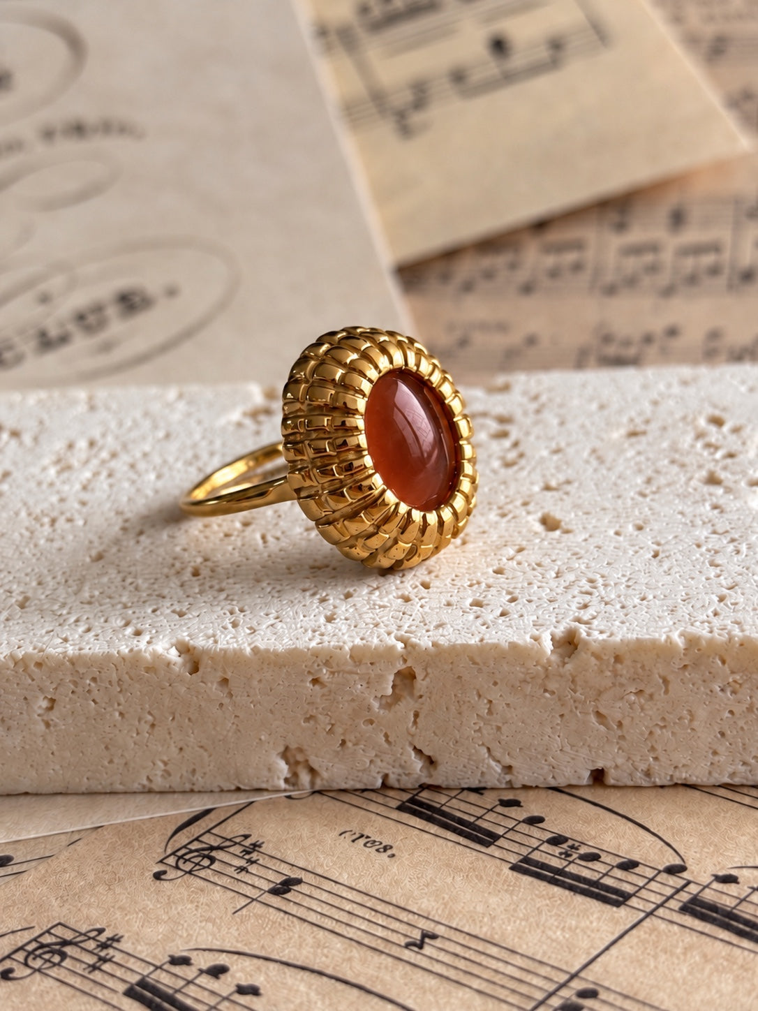 Anillo Esclarmonde con ágata roja, vista en tres cuartos
