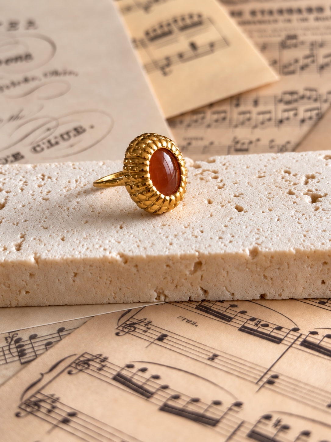Anillo Esclarmonde con ágata roja, vista lateral
