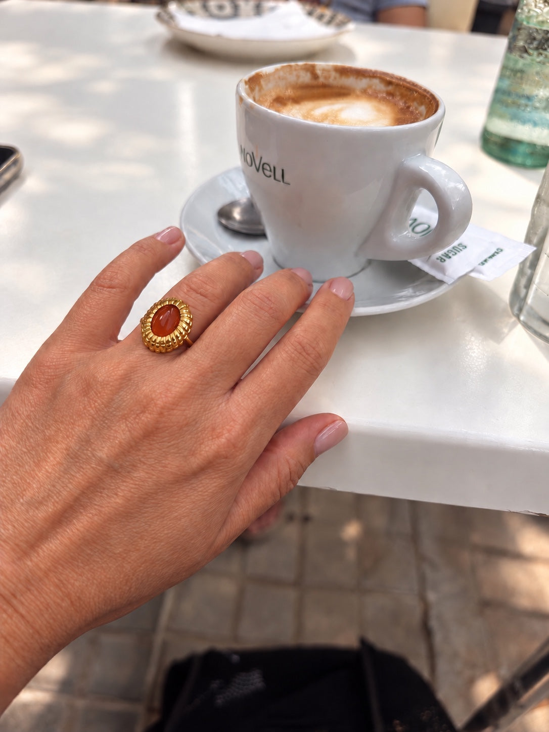 Anillo Esclarmonde con ágata roja puesto en la mano
