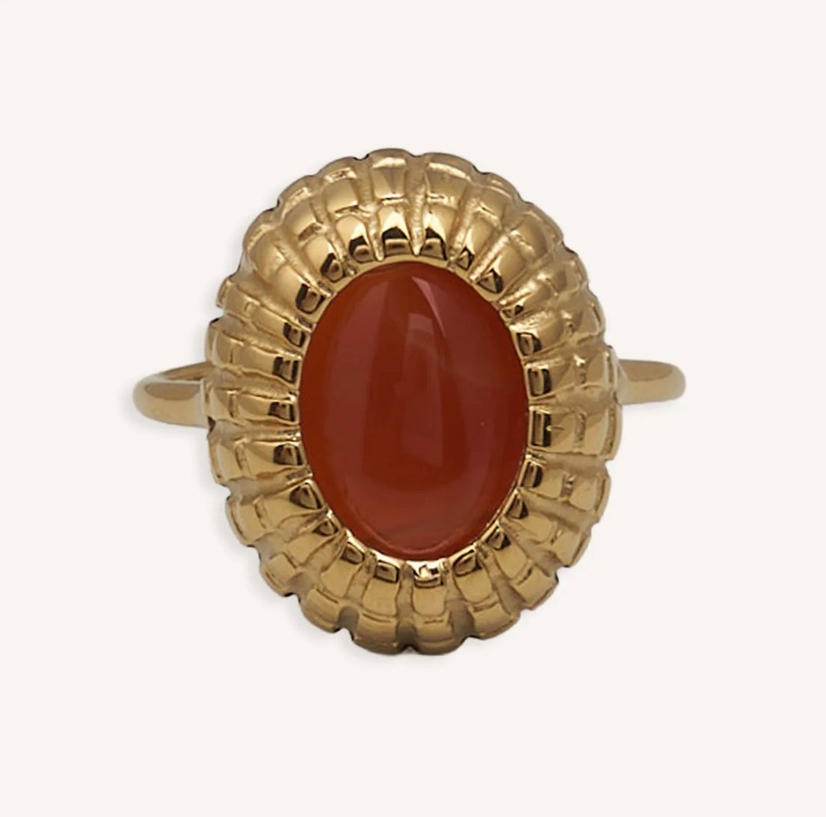 Anillo Esclarmonde rojo, cabujón ovalado en montura dorada, vista frontal