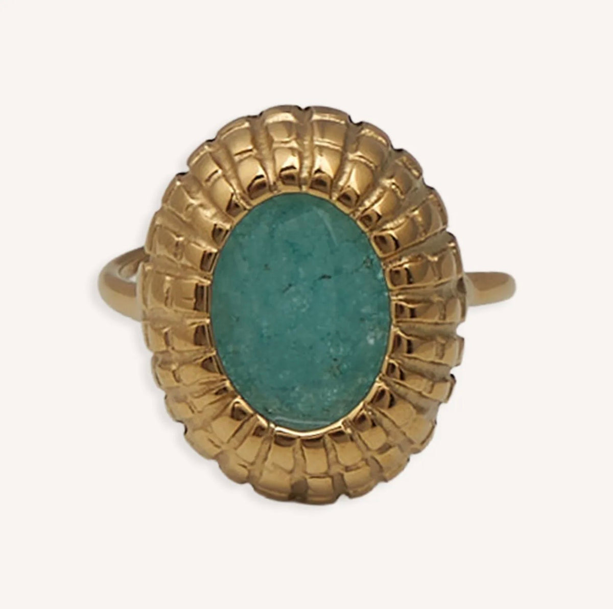 Anillo Esclarmonde turquesa, cabujón ovalado en montura dorada, vista frontal