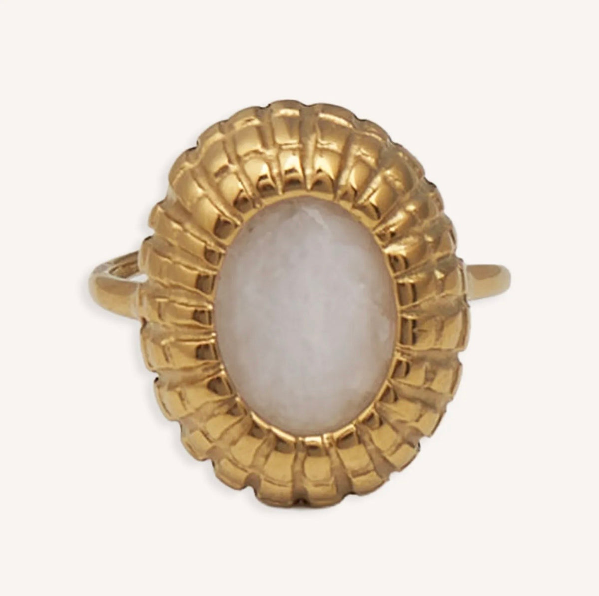 Anillo Esclarmonde blanco, cabujón ovalado en montura dorada, vista frontal
