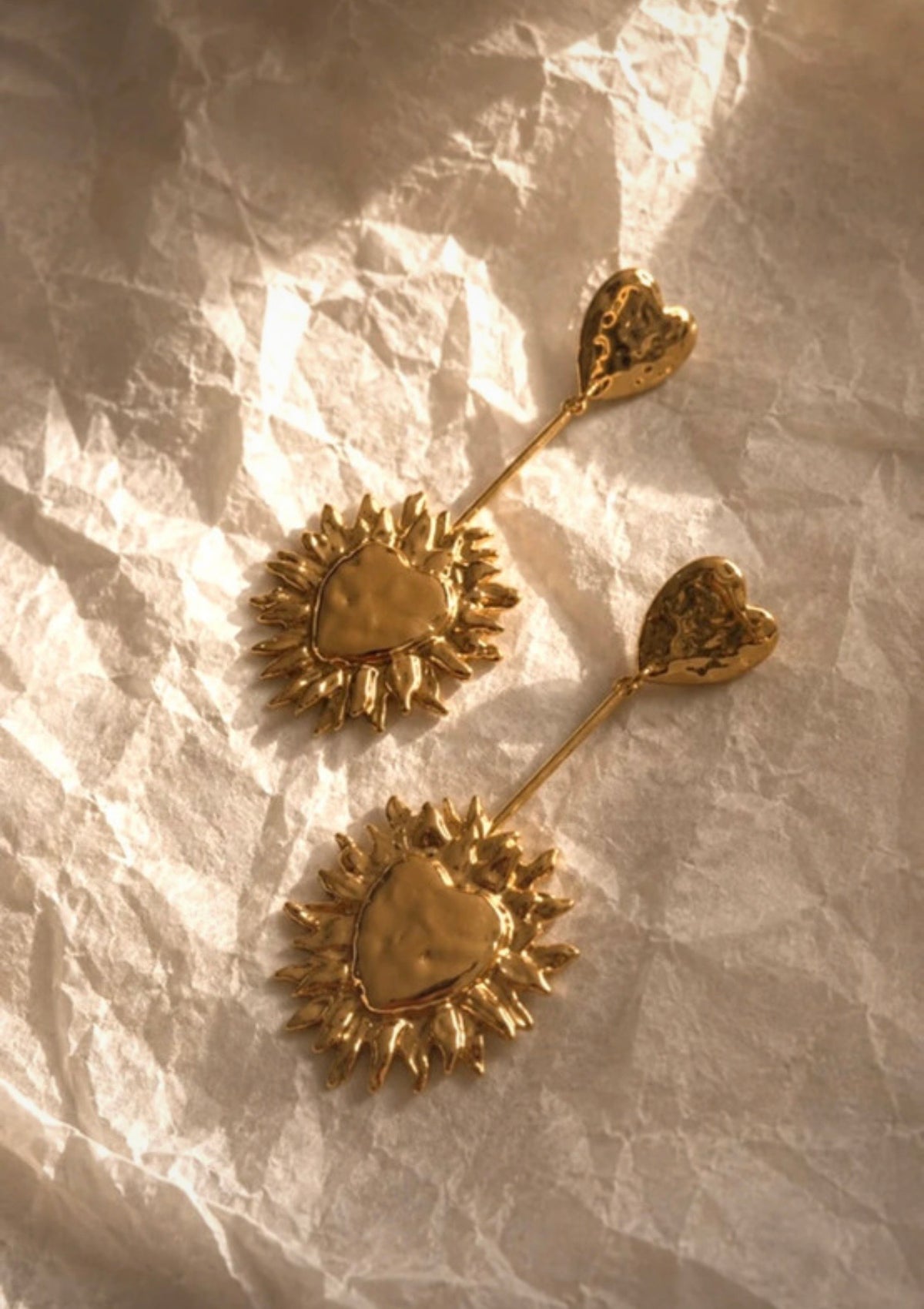 Pendientes Isolda dorados con corazón y motivo solar