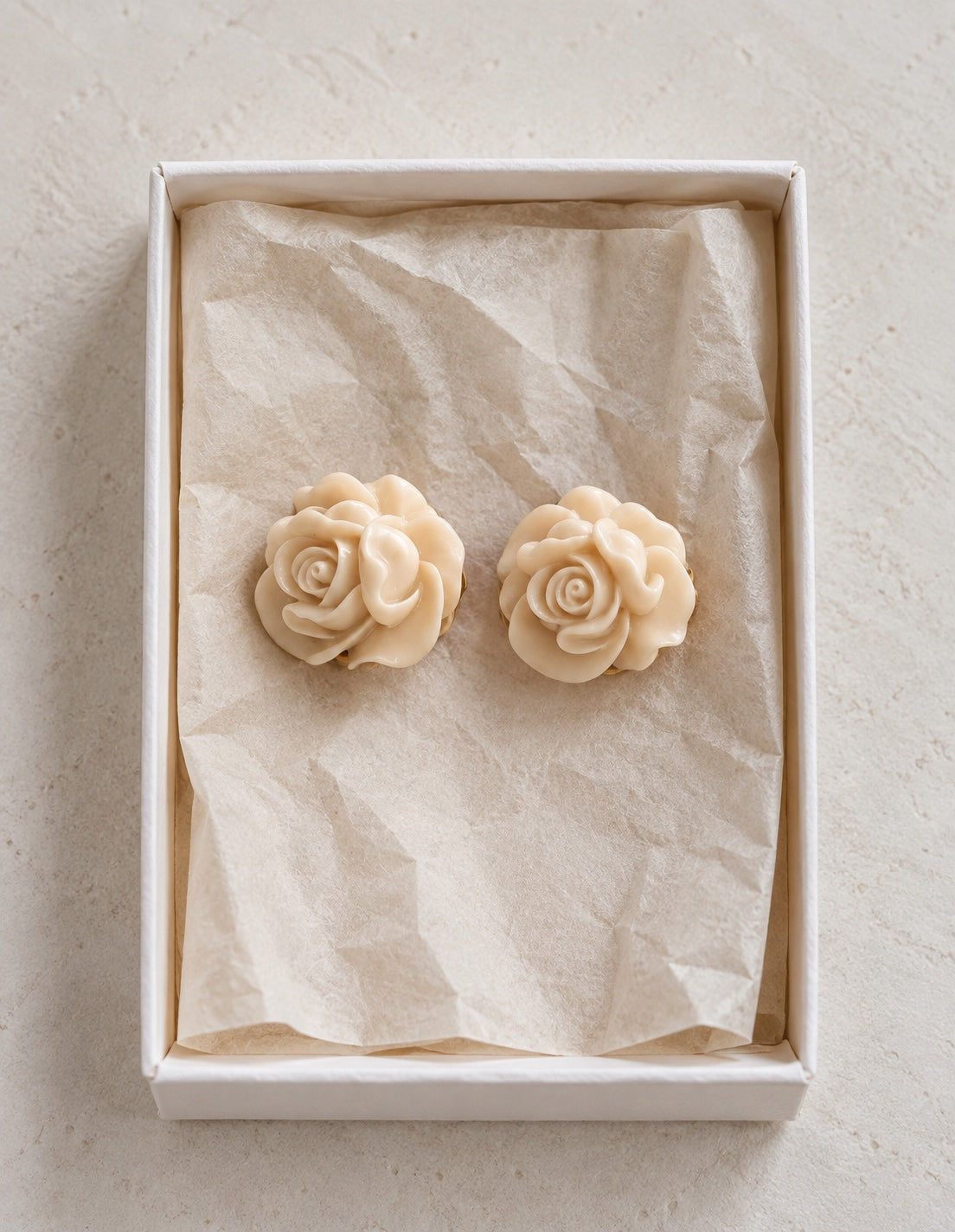 Clips vintage La Rose immobile en tono marfil dentro de caja de joyería