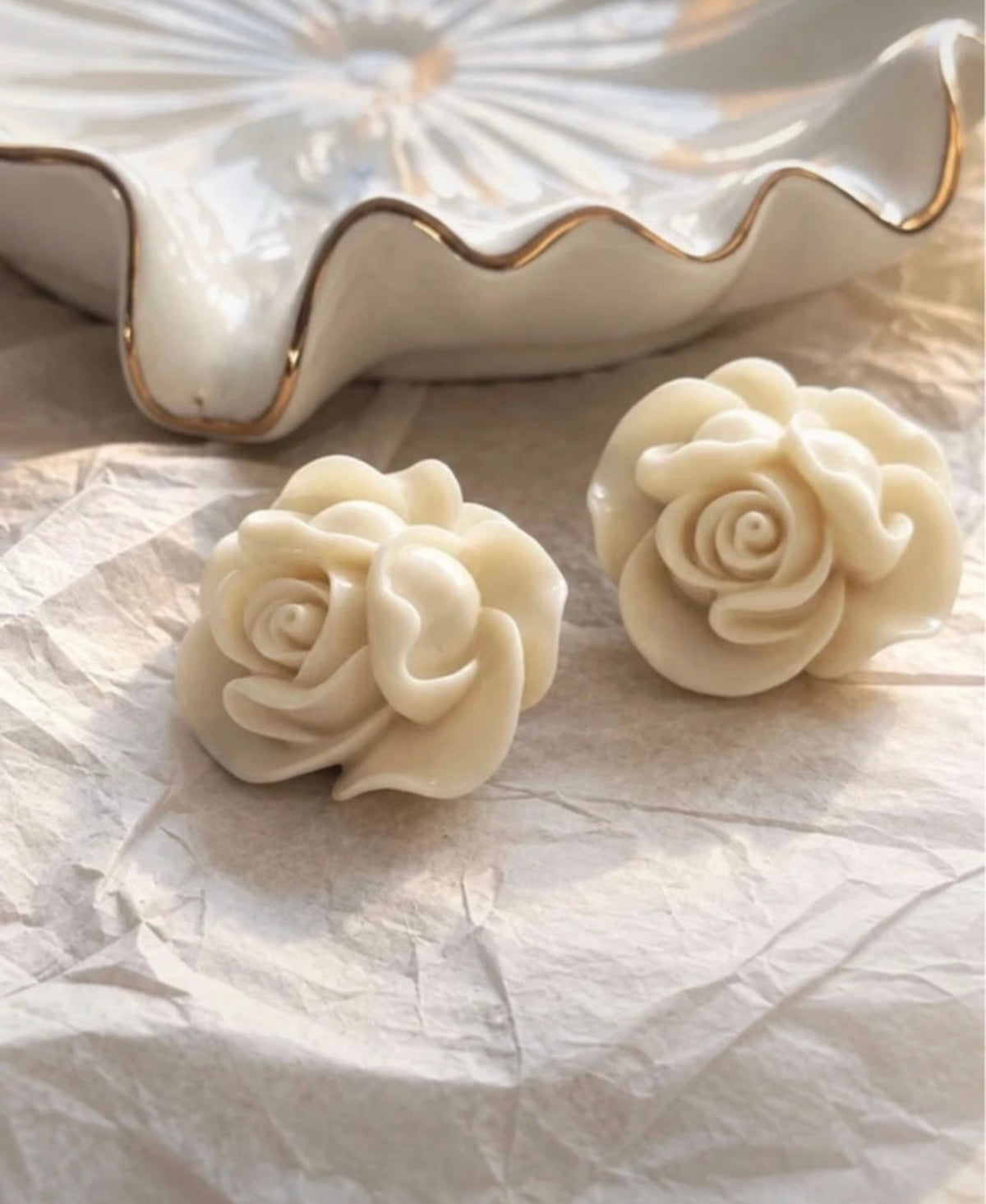 Clips vintage de rosas marfil en composición editorial