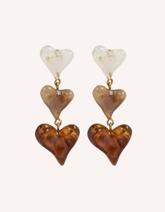 Pendientes Les Trois Âges de l’Amour con tres corazones en tonos marfil, miel y ámbar